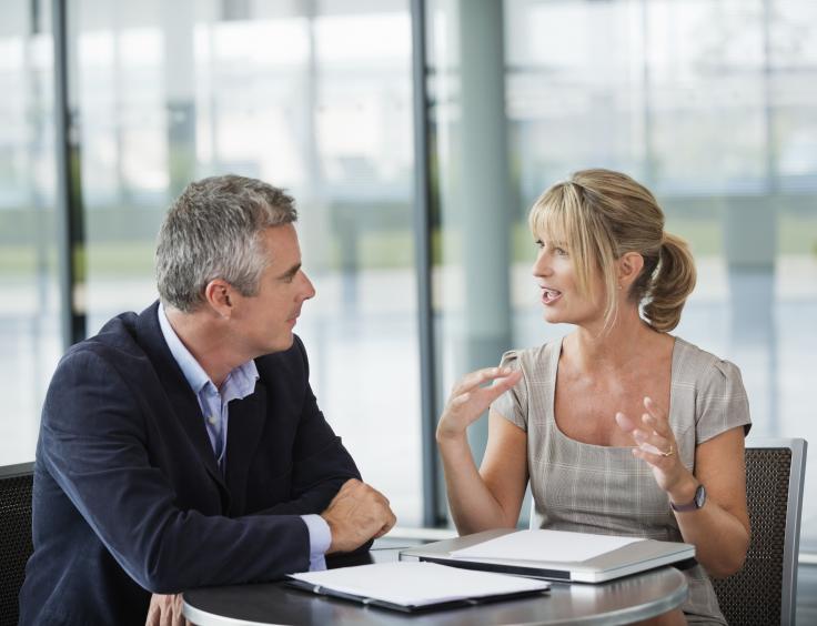 Face à face entre un professionnel et un particulier